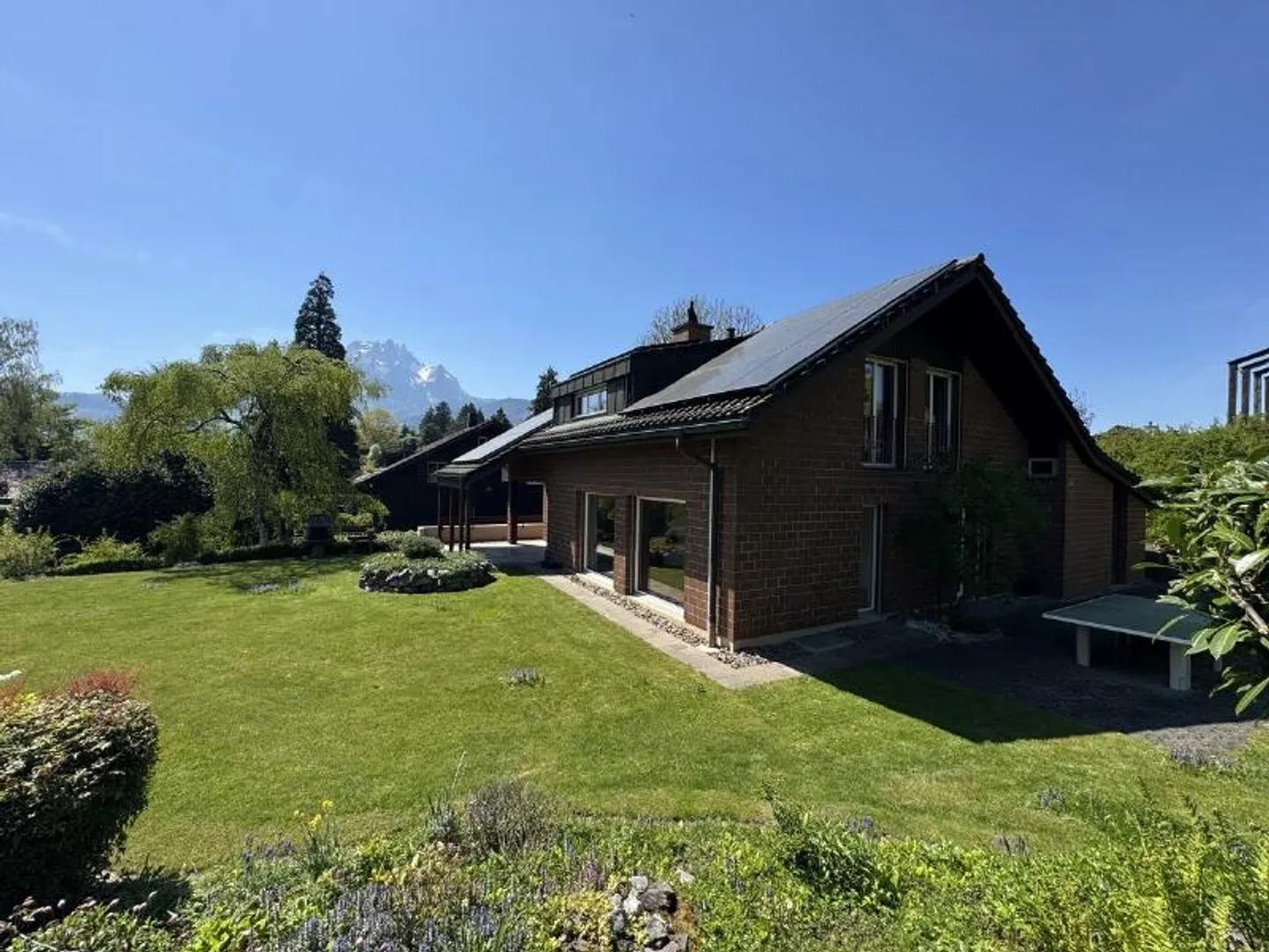 Single-family house - Photo 1 of 9