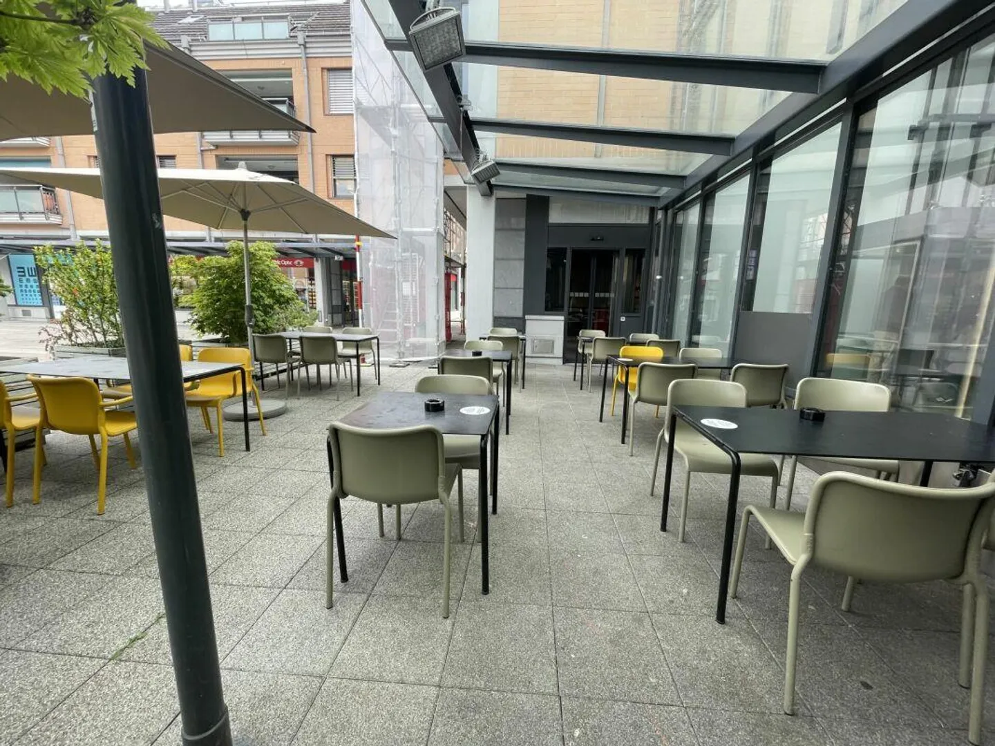 Ristorante o spazio commerciale attraente con terrazza all'aperto in una posizione centrale - Foto 2 di 4