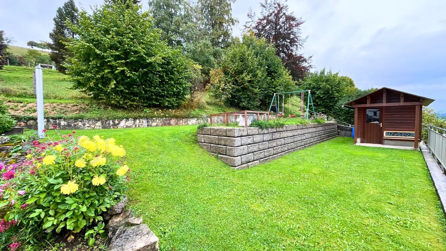 Opportunità rara a Ponts-de-Martel: appartamento ristrutturato di 2,5 locali con terrazza, giardino e garage - Foto 9 di 11