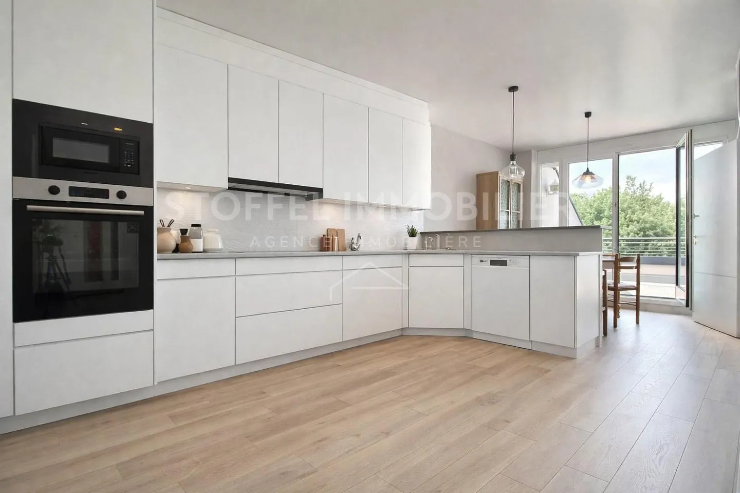 Spacious Penthouse with Terrace - Photo 7 of 13