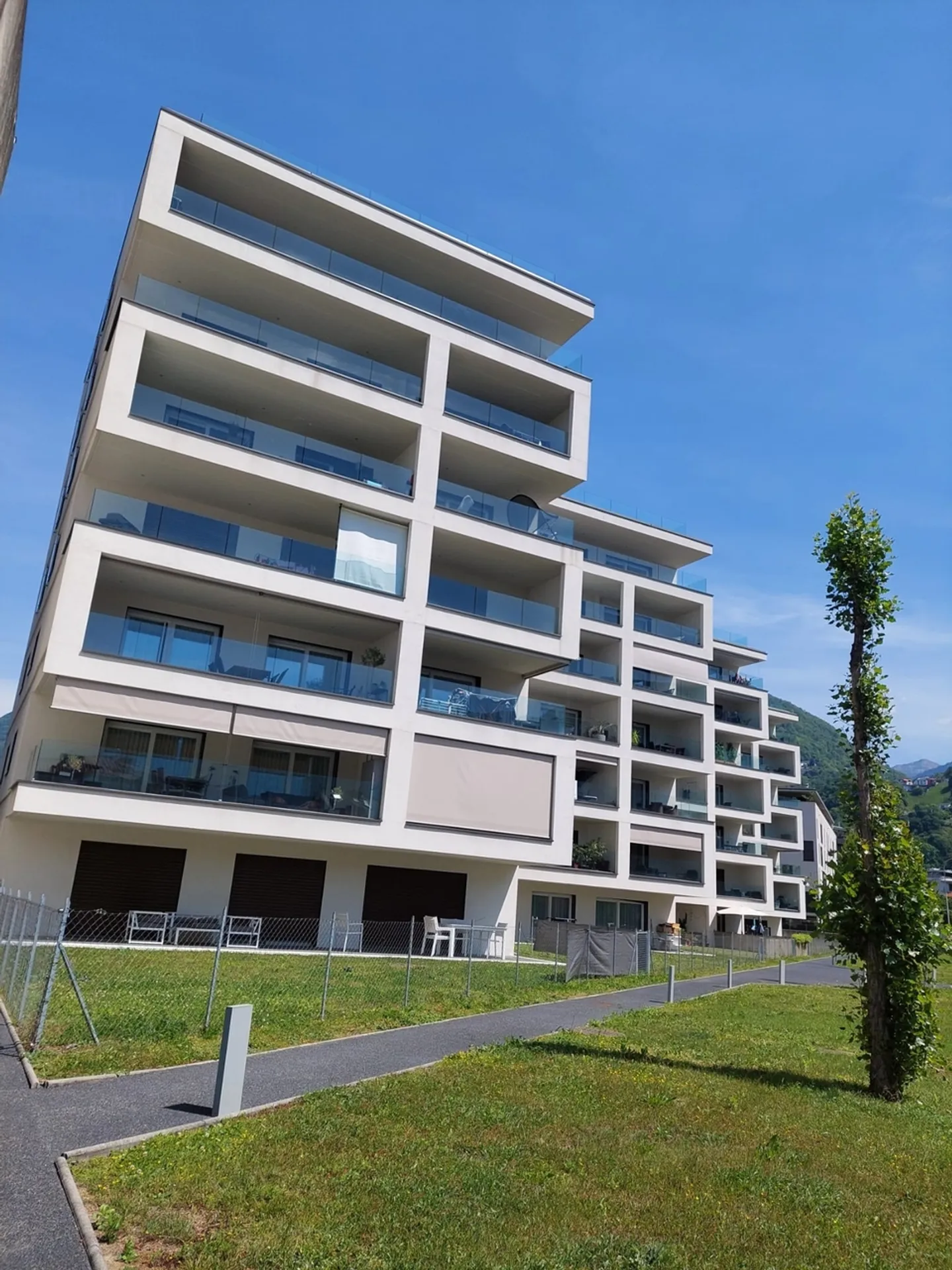 Modernes 3,5-Zimmer-Apartment mit großer Terrasse, Giubiasco - Foto 1 von 13