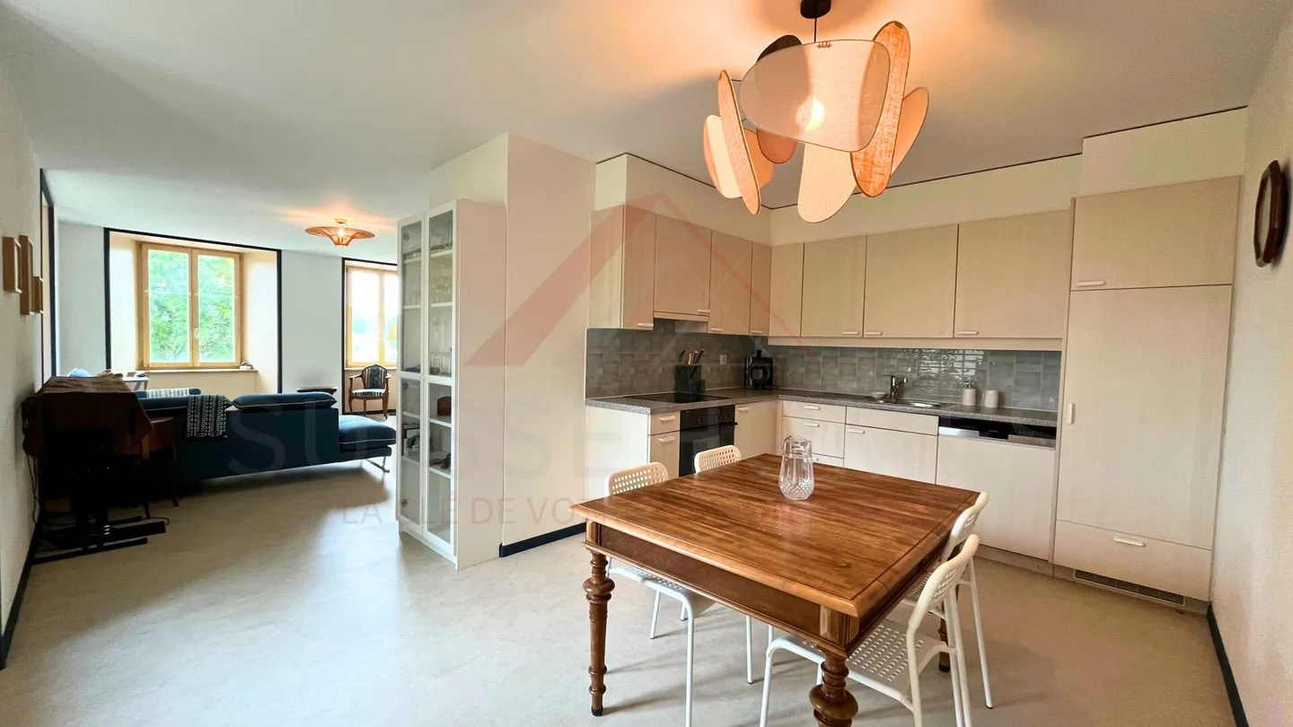 Opportunità rara a Ponts-de-Martel: appartamento ristrutturato di 2,5 locali con terrazza, giardino e garage - Foto 3 di 11