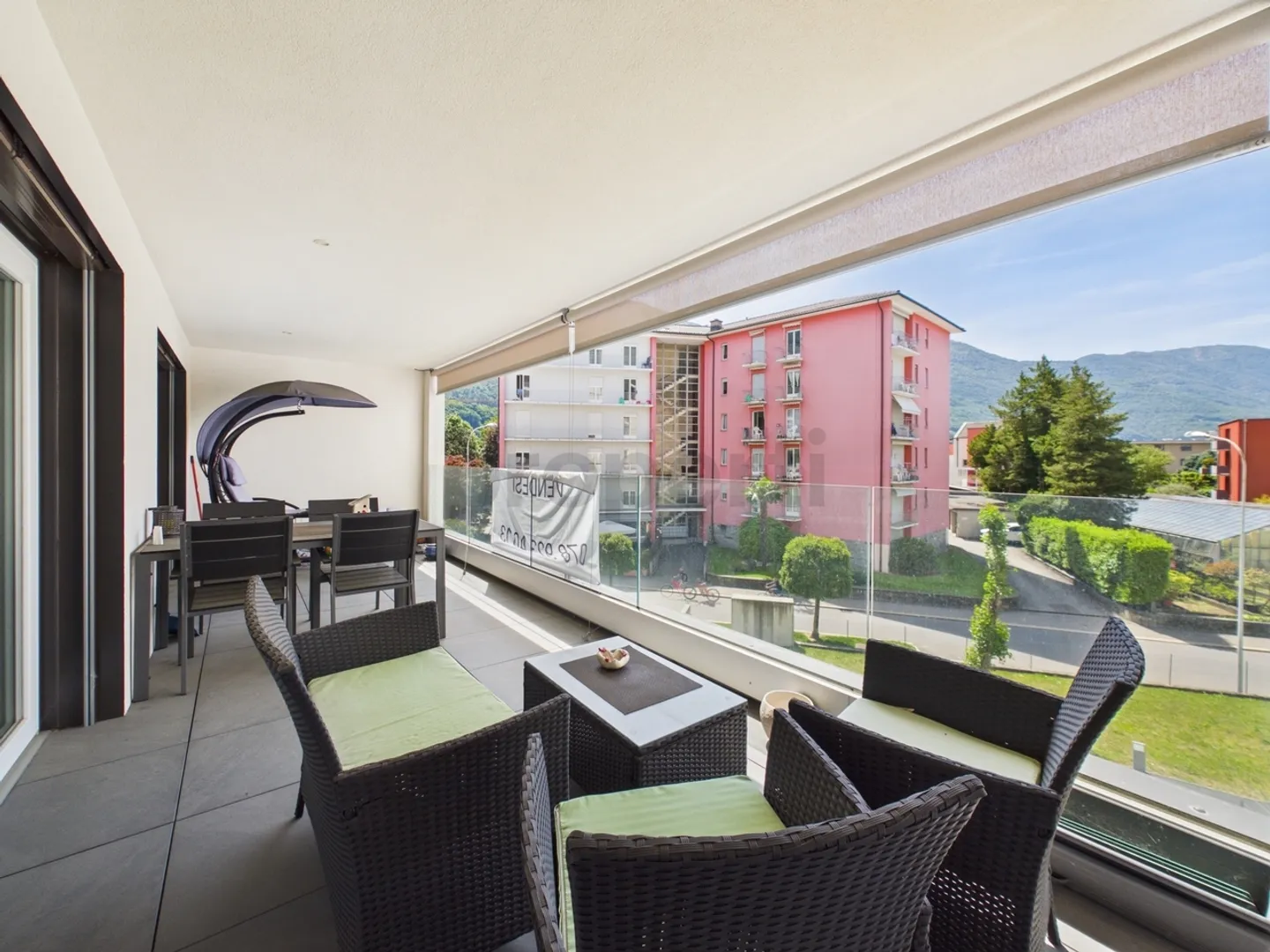 Modernes 3,5-Zimmer-Apartment mit großer Terrasse, Giubiasco - Foto 2 von 13