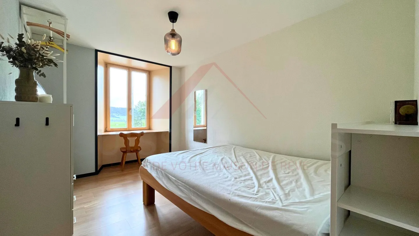 Opportunità rara a Ponts-de-Martel: appartamento ristrutturato di 2,5 locali con terrazza, giardino e garage - Foto 4 di 11