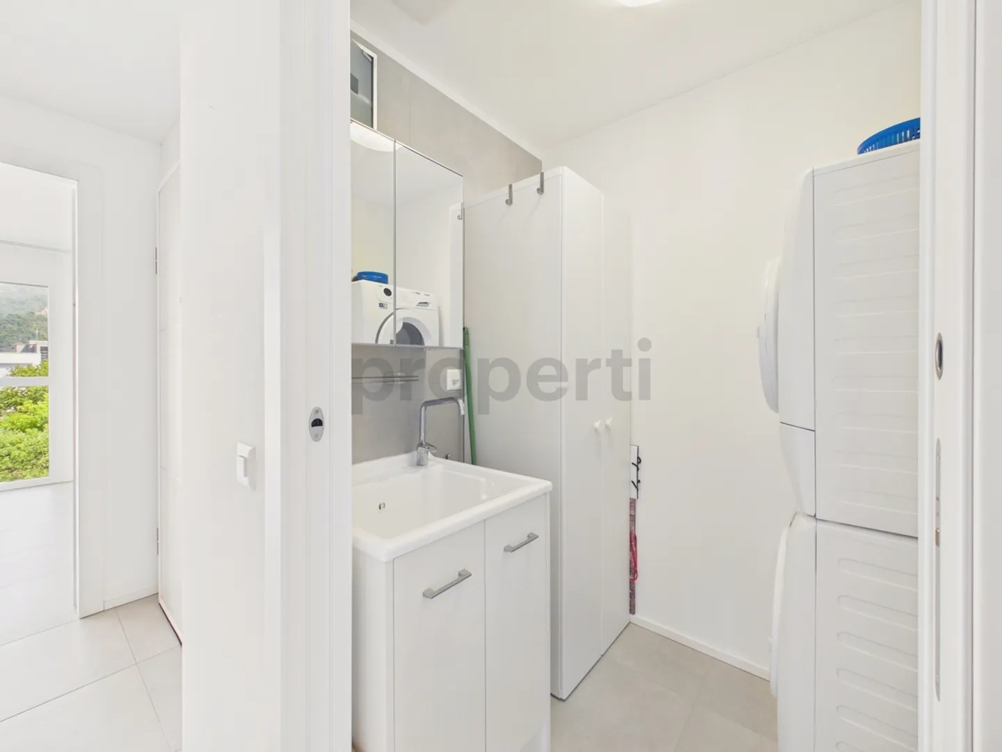 Modernes 3,5-Zimmer-Apartment mit großer Terrasse, Giubiasco - Foto 12 von 13