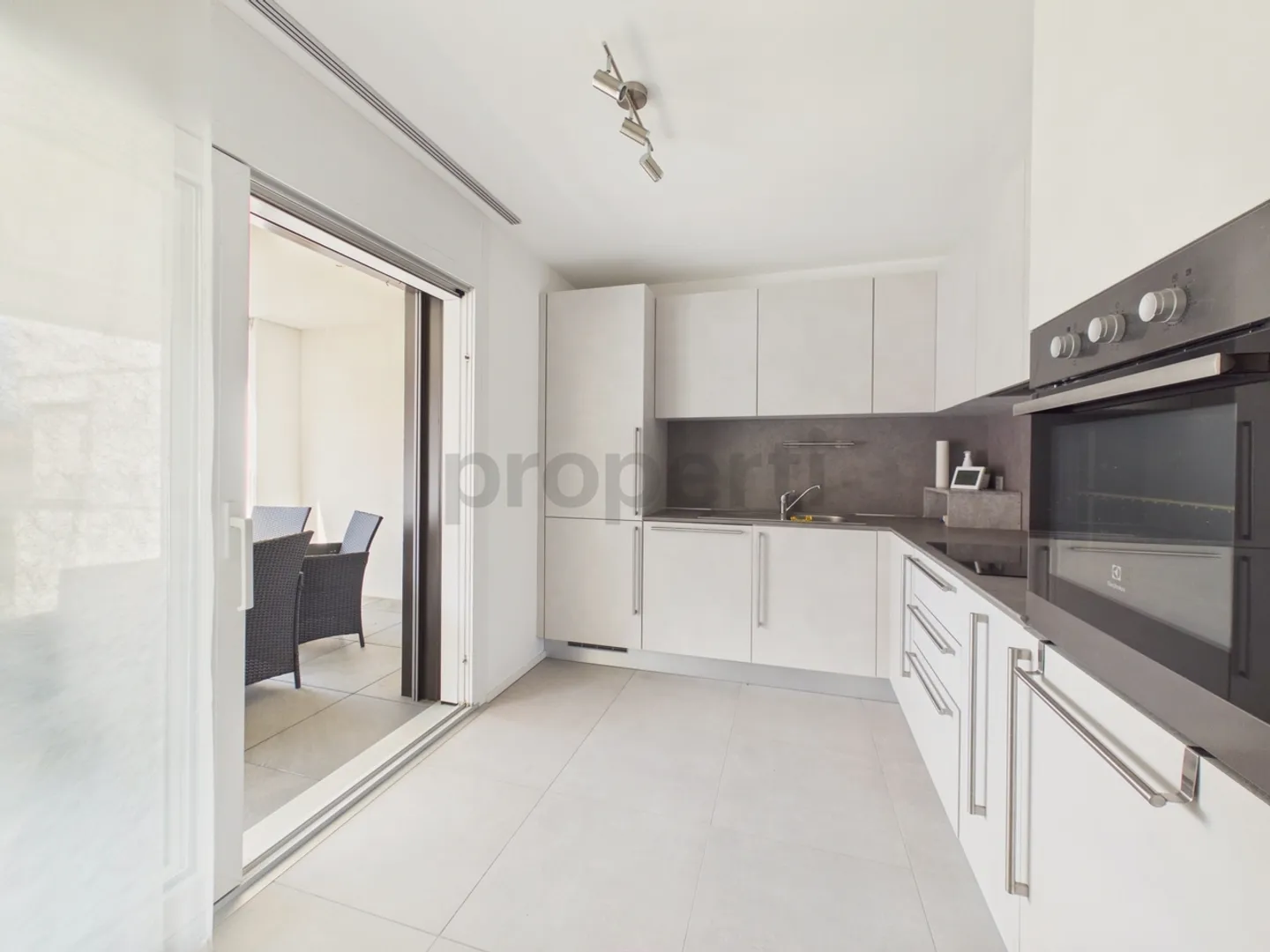 Modernes 3,5-Zimmer-Apartment mit großer Terrasse, Giubiasco - Foto 6 von 13