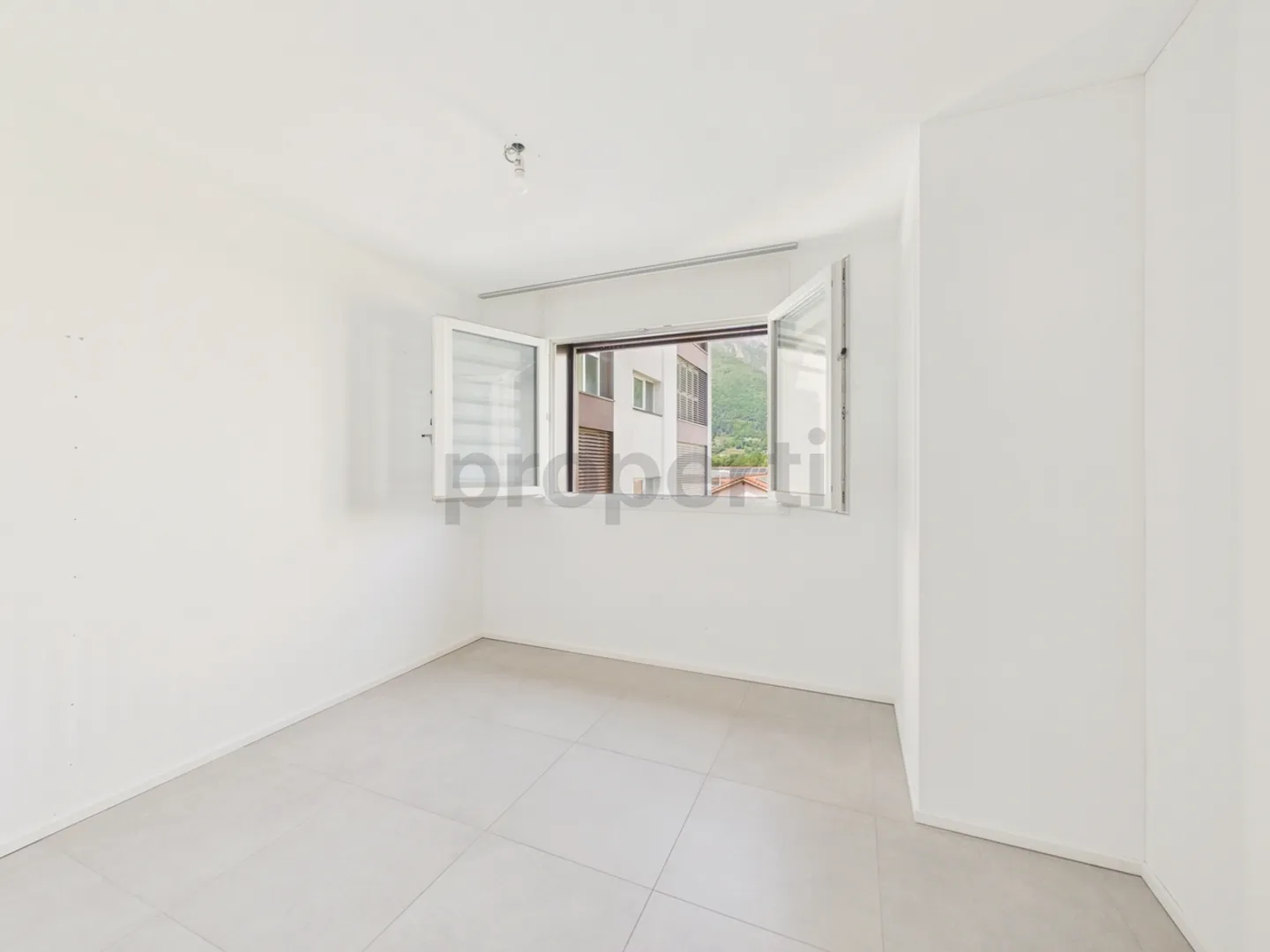 Modernes 3,5-Zimmer-Apartment mit großer Terrasse, Giubiasco - Foto 10 von 13