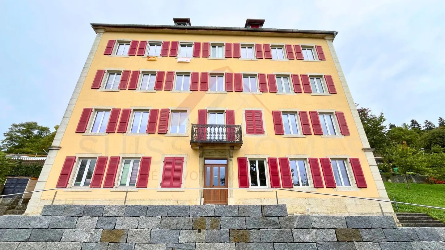 Opportunità rara a Ponts-de-Martel: appartamento ristrutturato di 2,5 locali con terrazza, giardino e garage - Foto 10 di 11