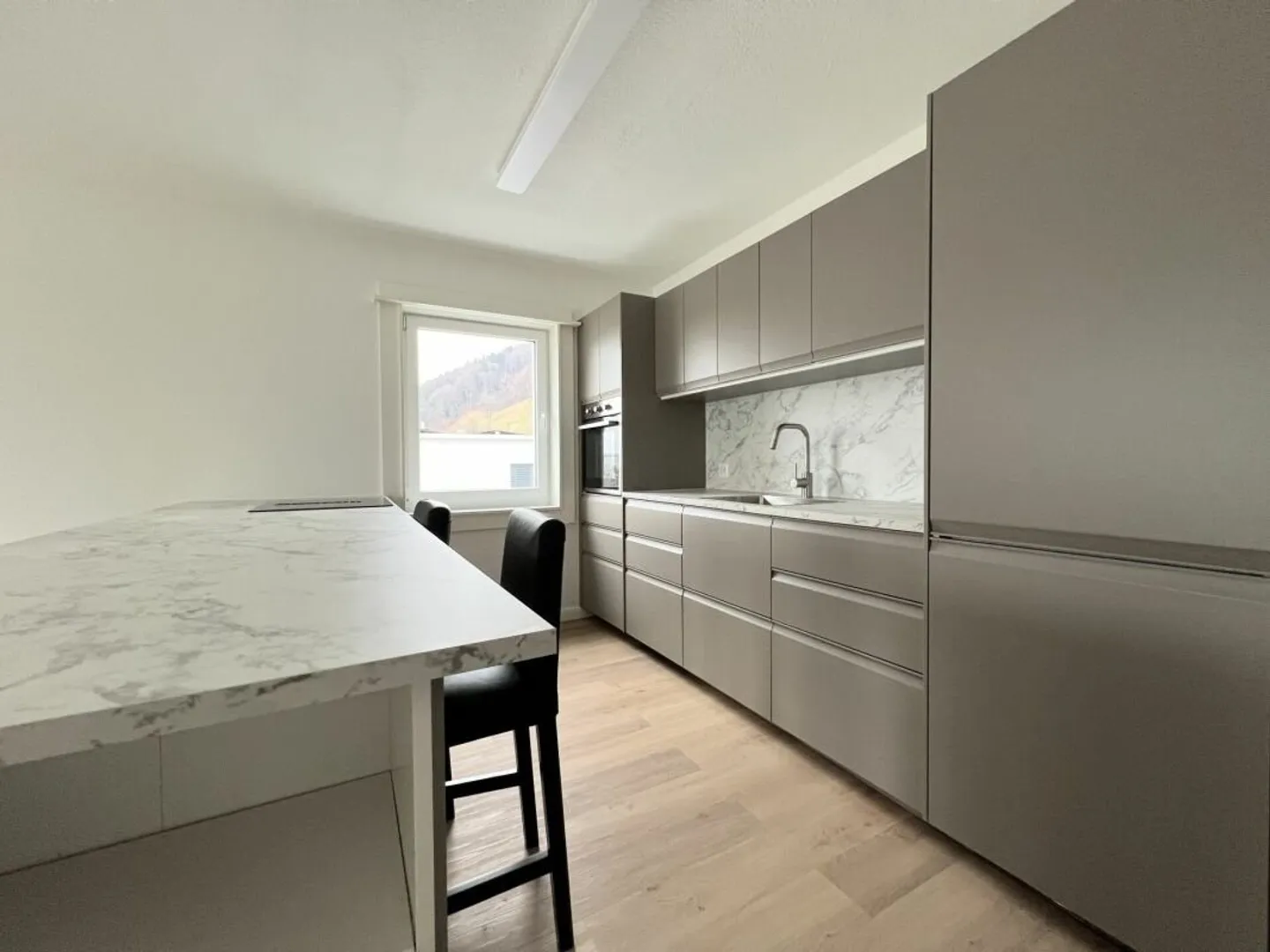 Appartamento moderno di 4,5 stanze in una posizione tranquilla - Foto 2 di 9