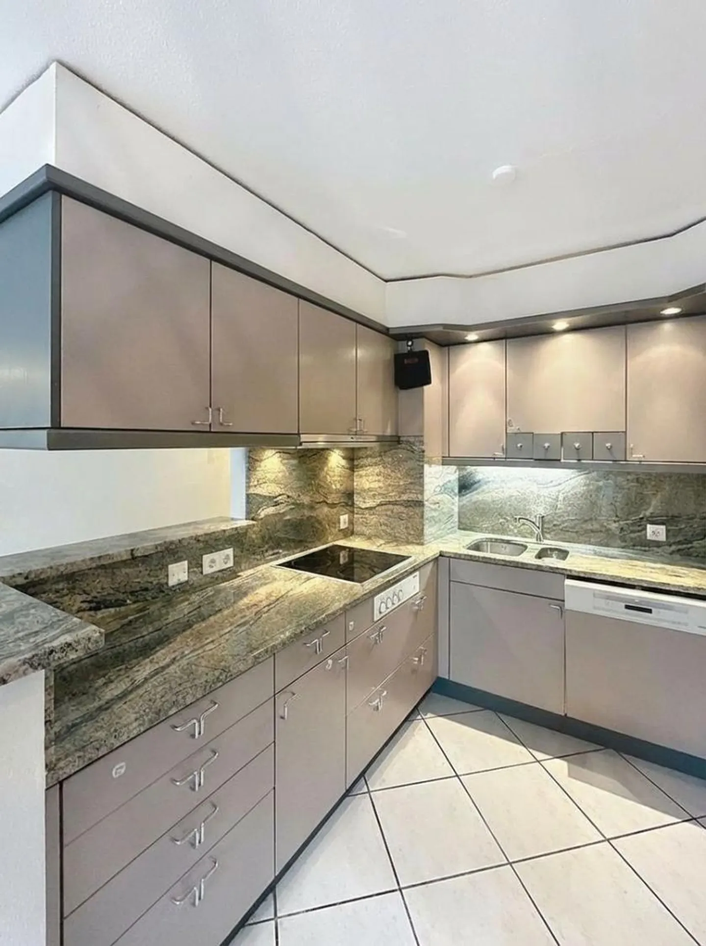 3.5 Room Apartment - Photo 3 of 7