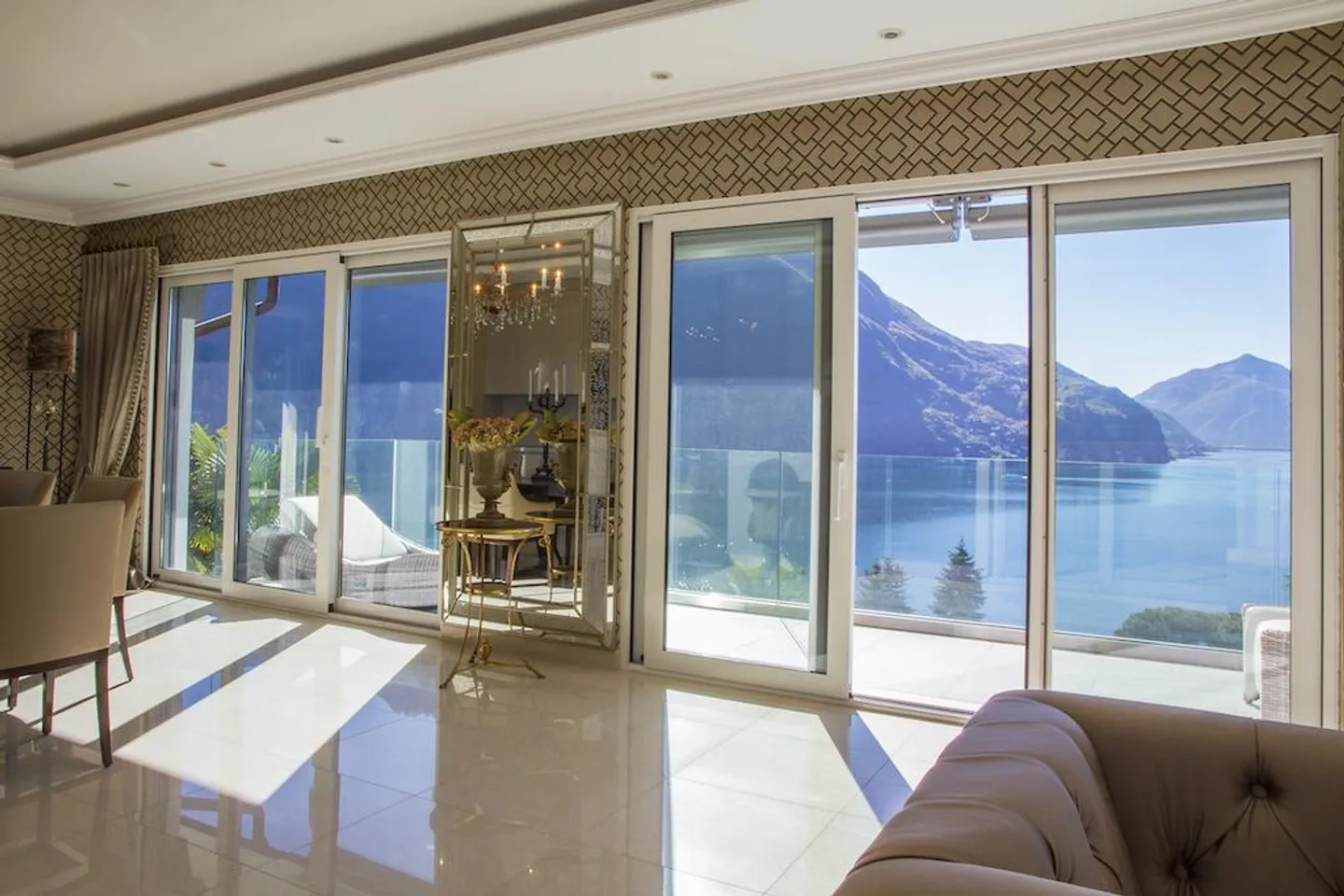 Luxurious Penthouse with Lake View - Photo 2 of 11