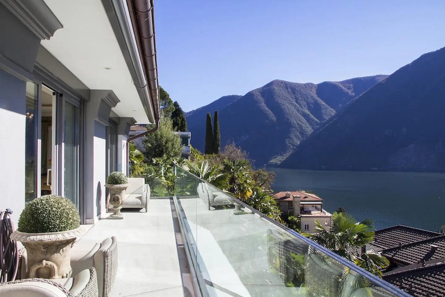 Luxurious Penthouse with Lake View - Photo 3 of 11