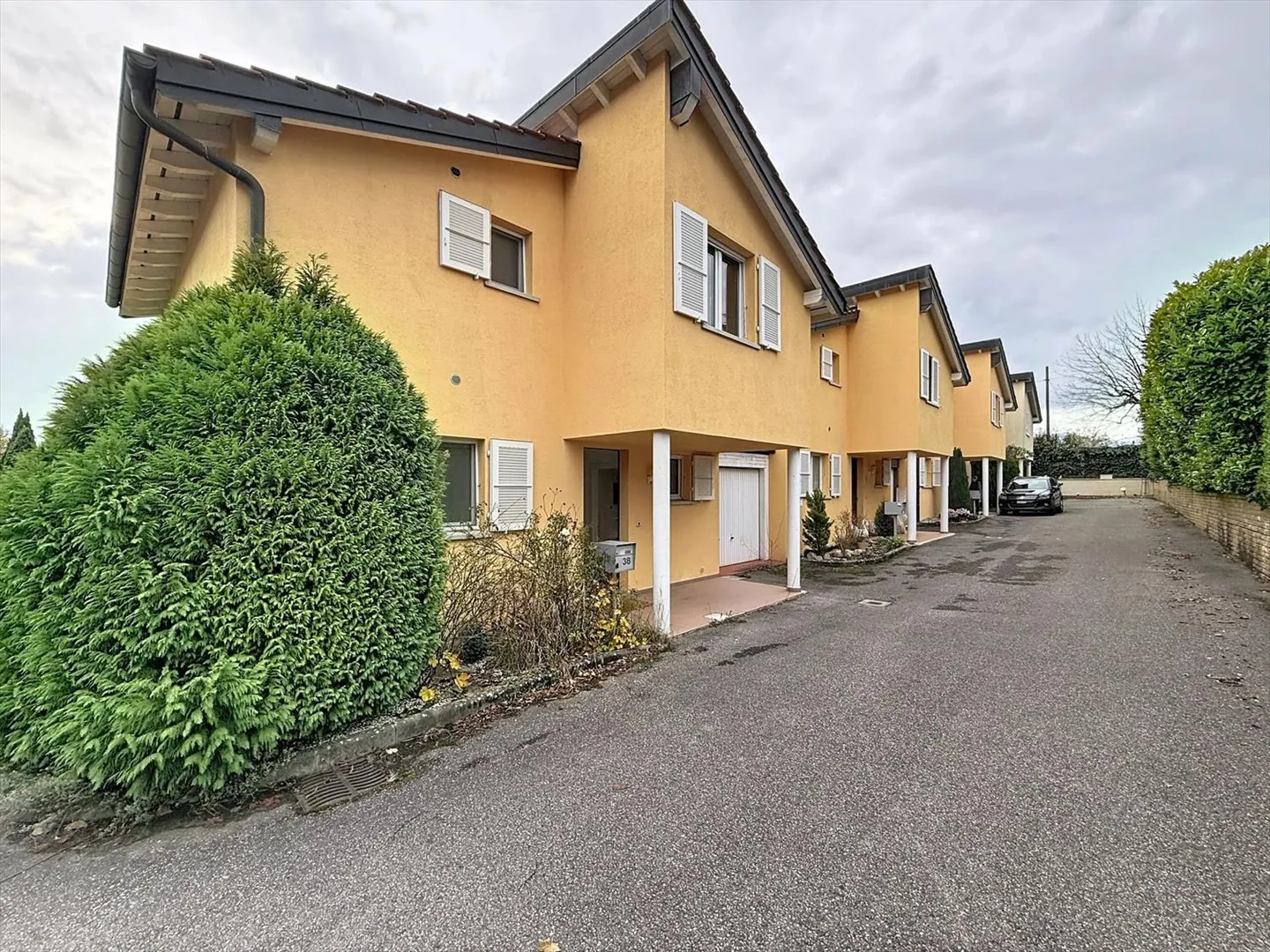 Very pleasant semi-detached villa with garage, terrace, and garden - Photo 1 of 9