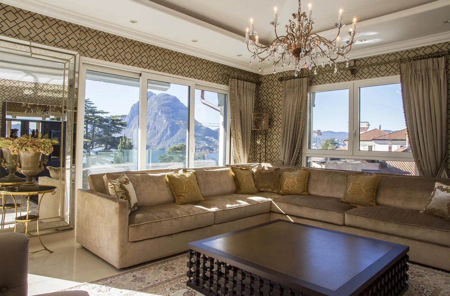 Luxurious Penthouse with Lake View - Photo 4 of 11