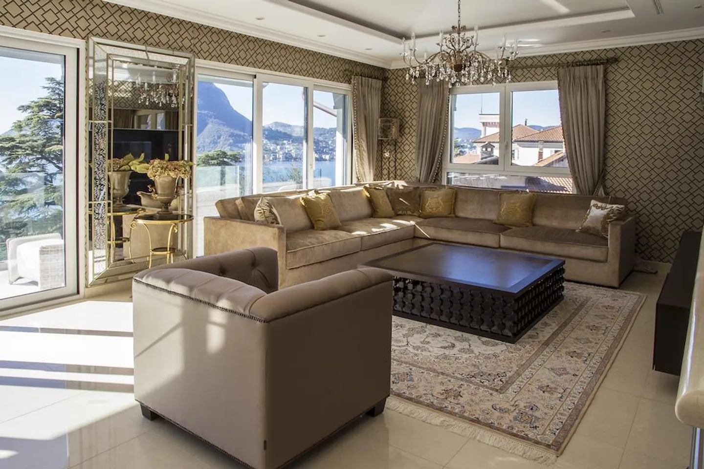 Luxurious Penthouse with Lake View - Photo 5 of 11