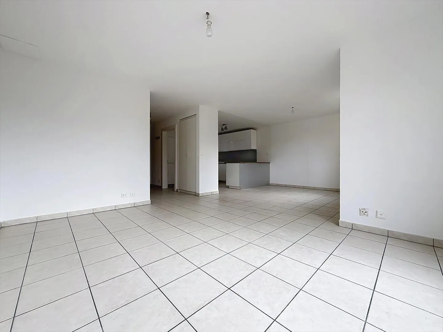 Very pleasant semi-detached villa with garage, terrace, and garden - Photo 2 of 9