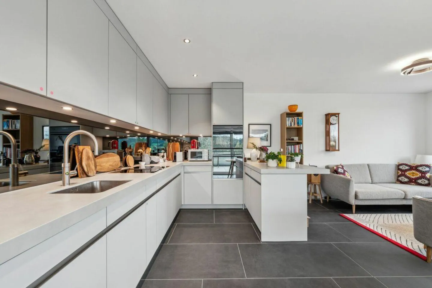 Exclusive Penthouse Apartment with Panoramic Views - Photo 3 of 20