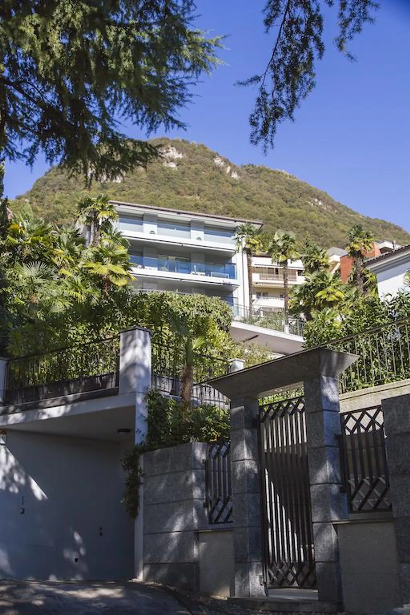 Luxurious Penthouse with Lake View - Photo 10 of 11