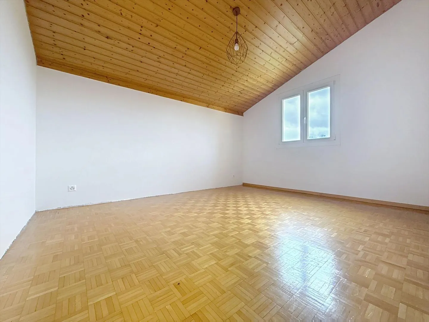 Very pleasant semi-detached villa with garage, terrace, and garden - Photo 5 of 9