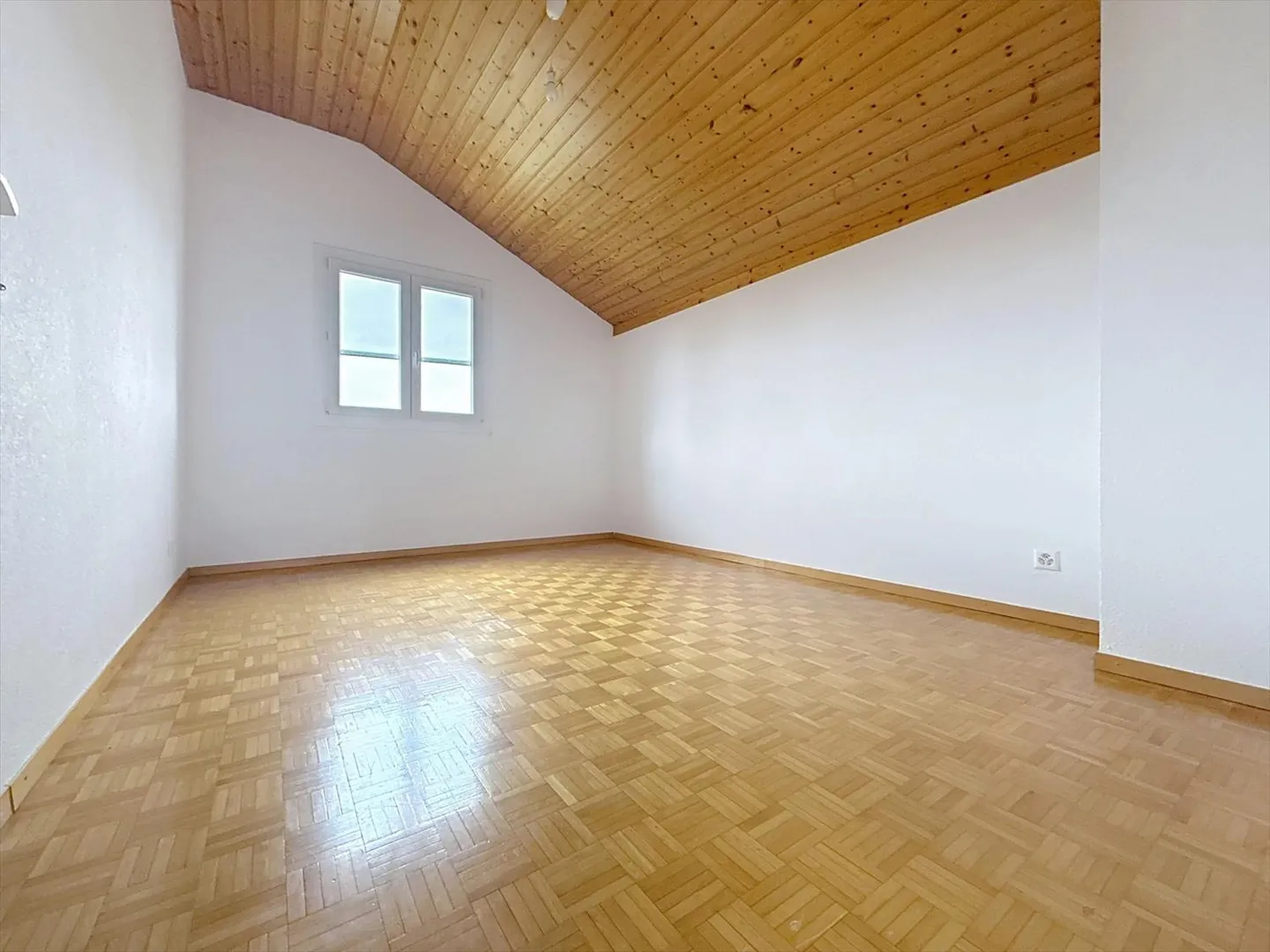 Very pleasant semi-detached villa with garage, terrace, and garden - Photo 7 of 9