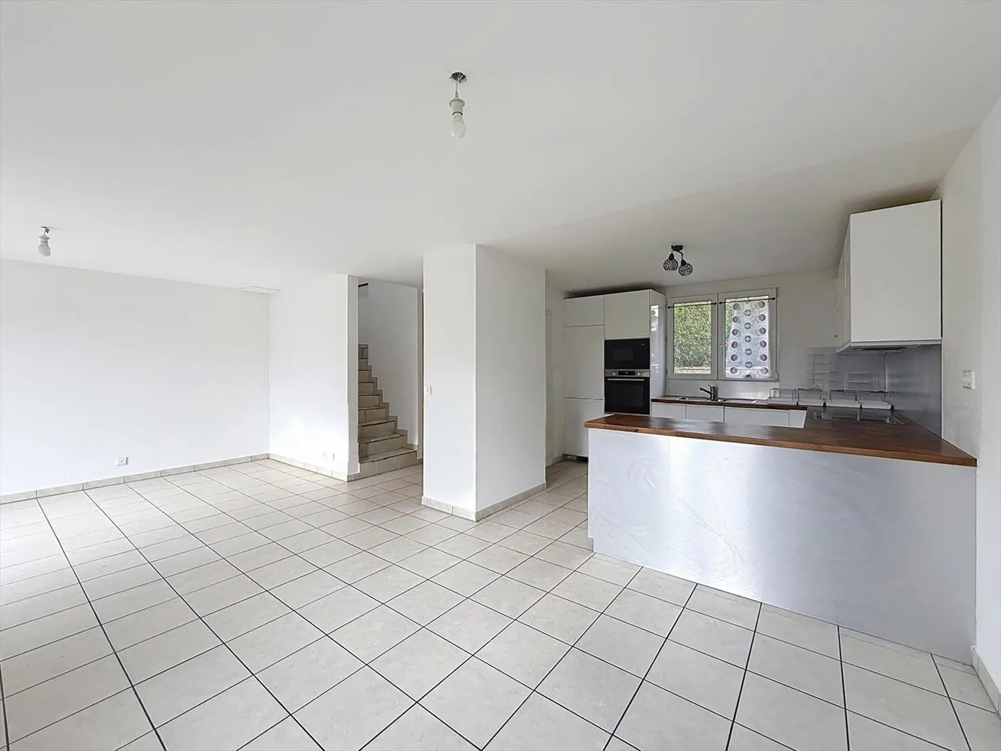 Very pleasant semi-detached villa with garage, terrace, and garden - Photo 3 of 9