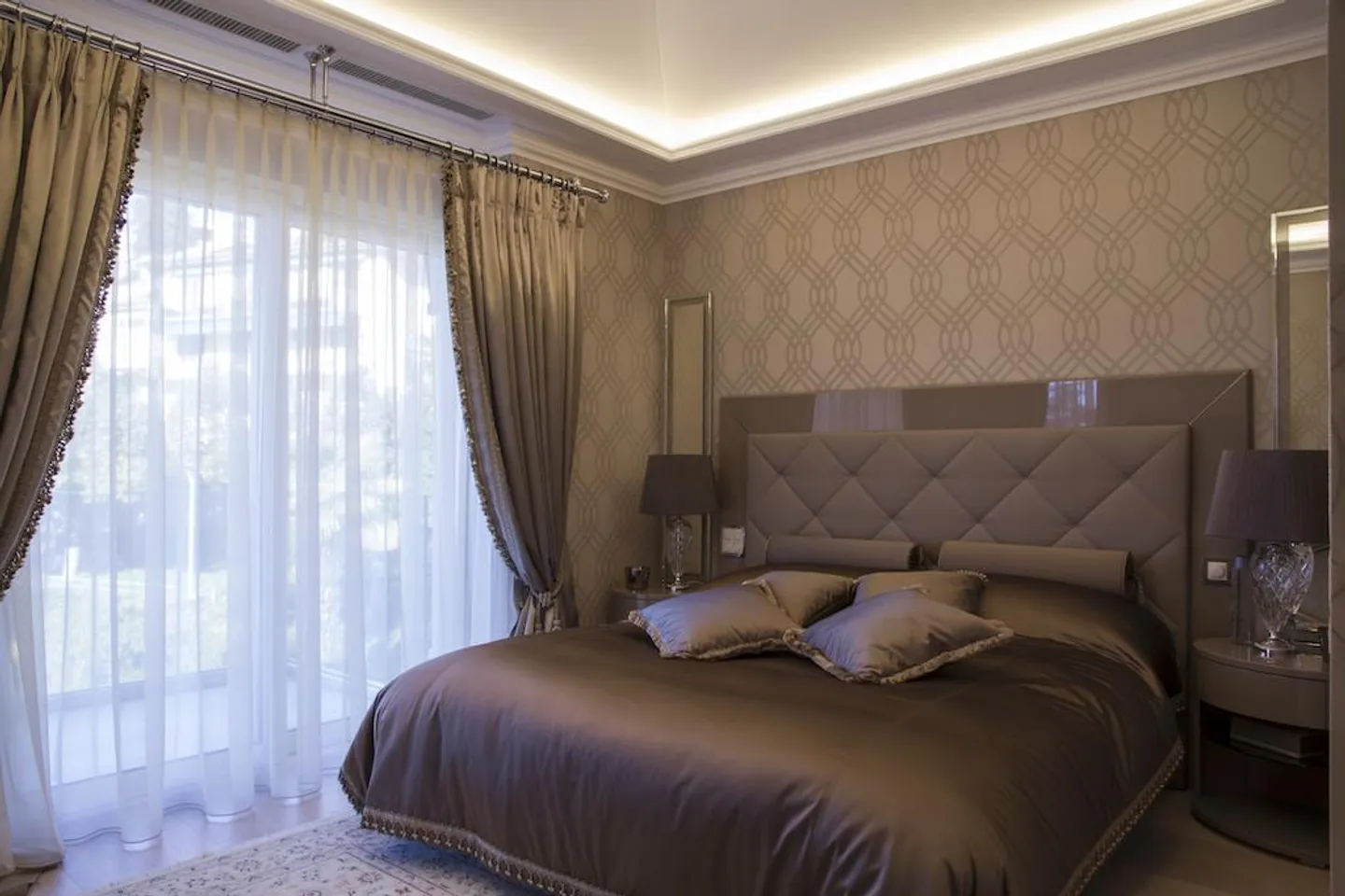 Luxurious Penthouse with Lake View - Photo 6 of 11