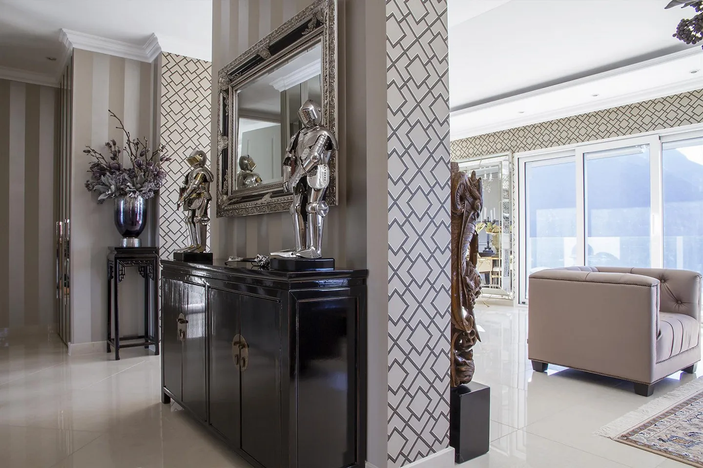 Luxurious Penthouse with Lake View - Photo 7 of 11