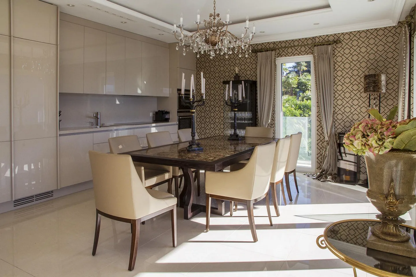 Luxurious Penthouse with Lake View - Photo 8 of 11