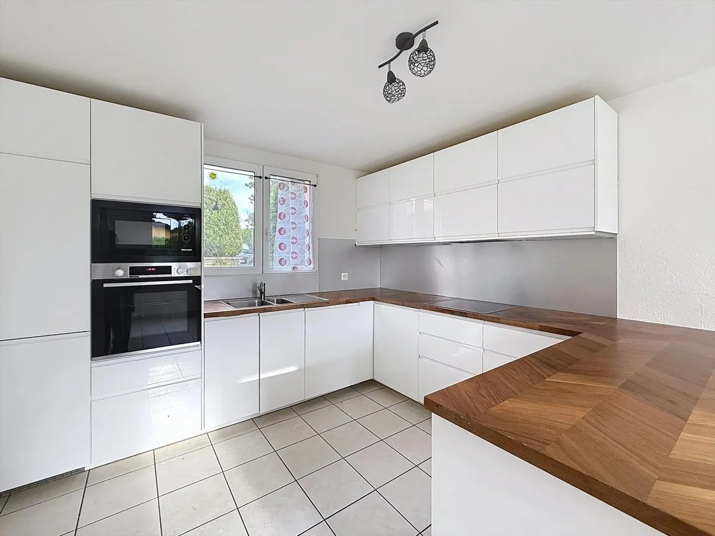 Very pleasant semi-detached villa with garage, terrace, and garden - Photo 4 of 9