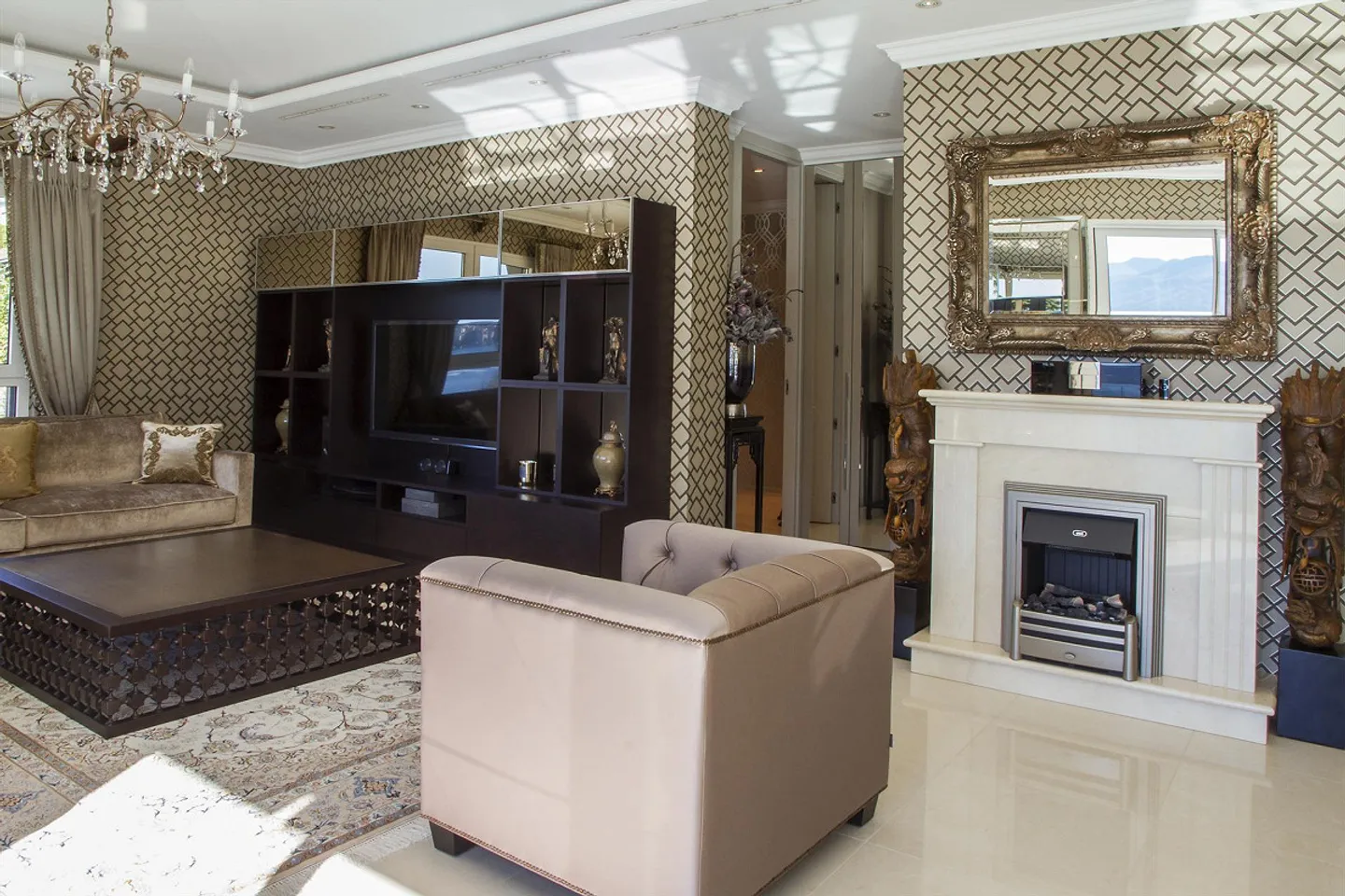 Luxurious Penthouse with Lake View - Photo 9 of 11