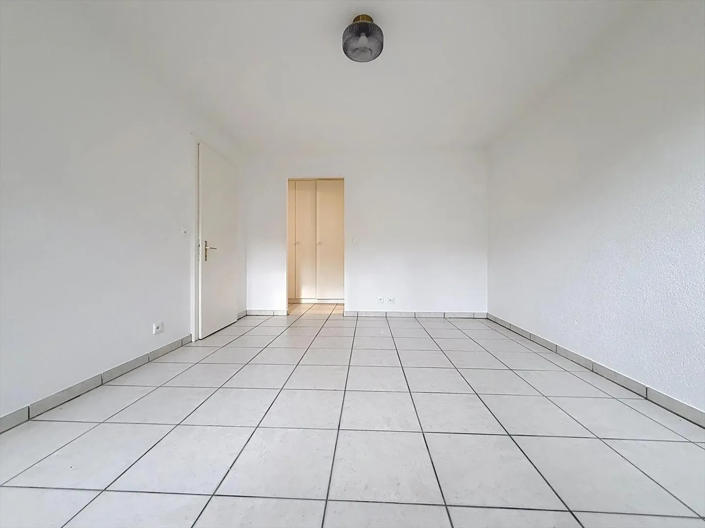 Very pleasant semi-detached villa with garage, terrace, and garden - Photo 9 of 9