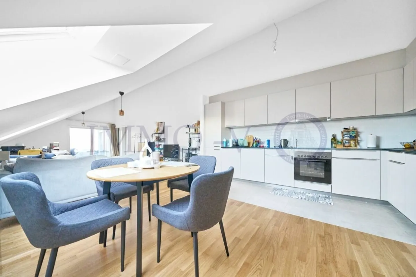 SPAZIOSO E LUMINOSO CON BALCONE-LOGGIA - Foto 2 di 7