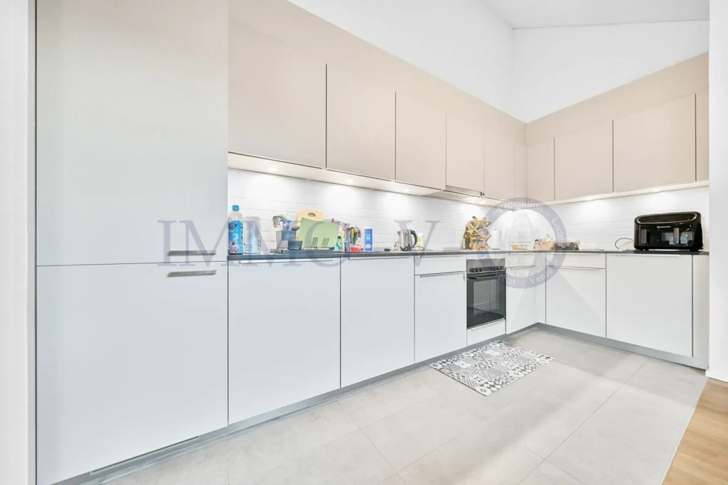 SPAZIOSO E LUMINOSO CON BALCONE-LOGGIA - Foto 3 di 7