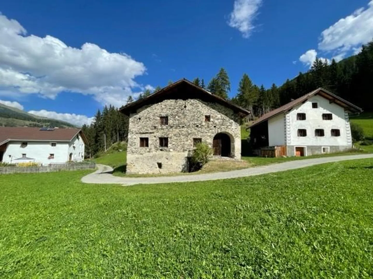Einfamilienhaus mit Stallgebäude - Foto 4 von 7