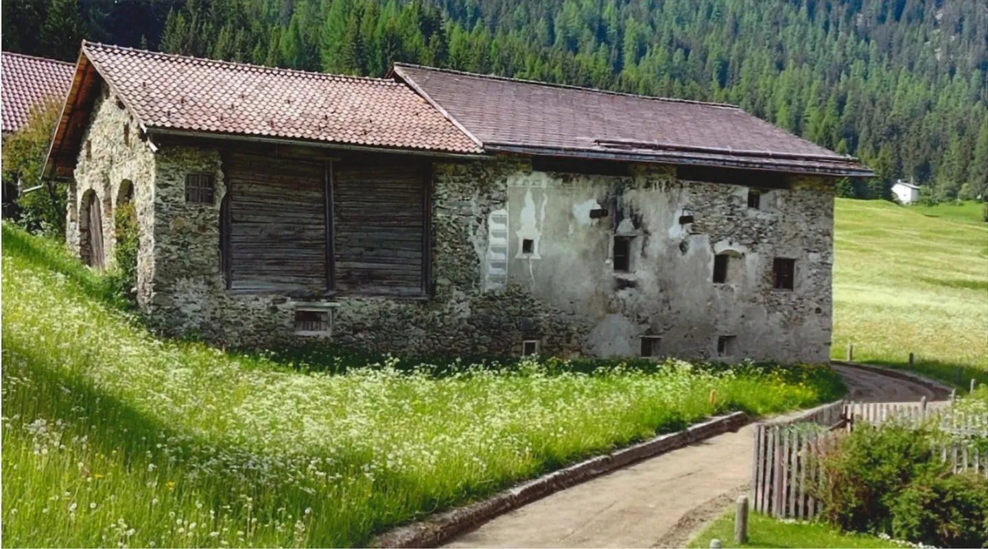 Einfamilienhaus mit Stallgebäude - Foto 1 von 7