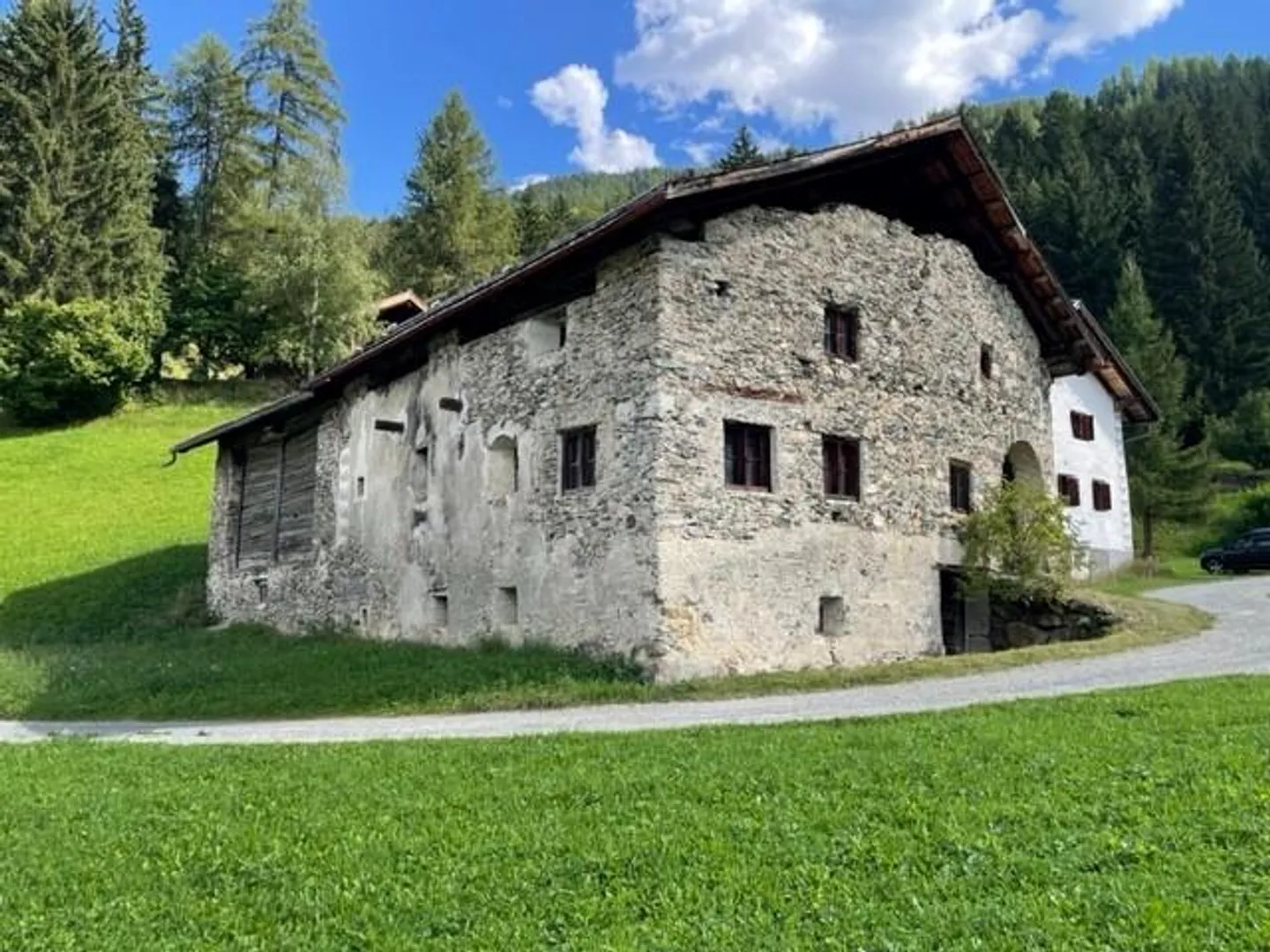 Einfamilienhaus mit Stallgebäude - Foto 2 von 7