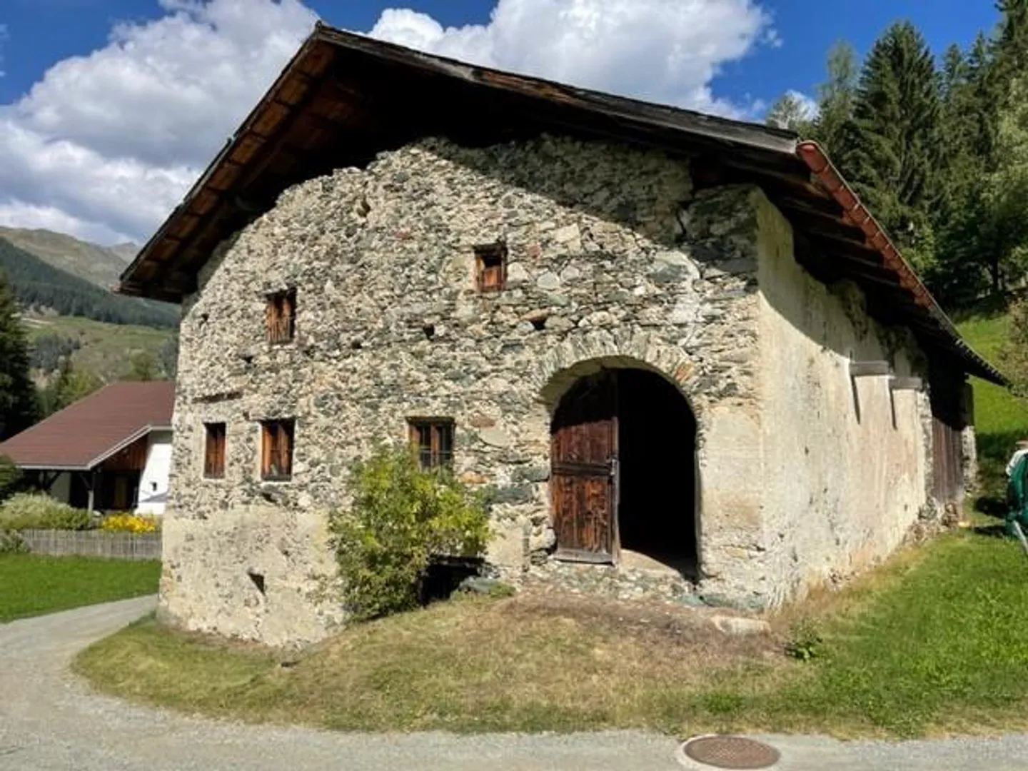 Einfamilienhaus mit Stallgebäude - Foto 3 von 7