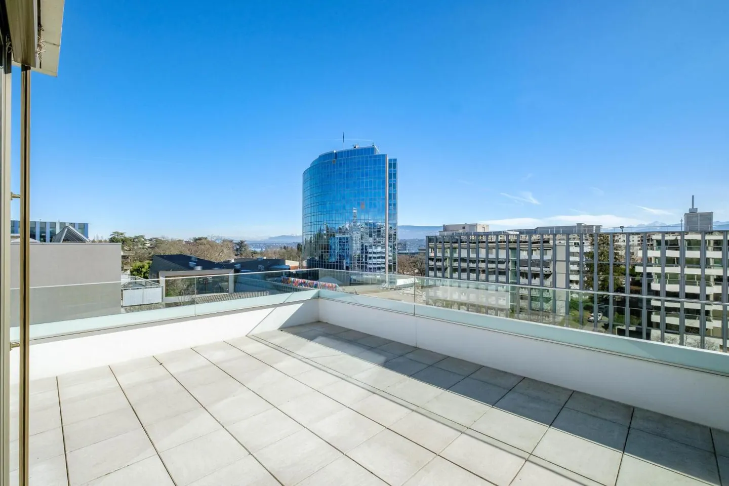 Very beautiful penthouse near the Nations - Photo 6 of 6