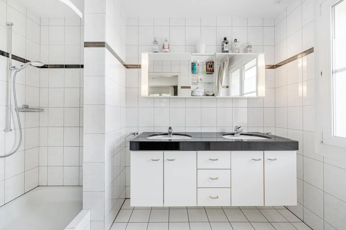 Appartement en duplex de 6,5 pièces de rêve avec des pièces lumineuses et un balcon ensoleillé - Photo 9 sur 15