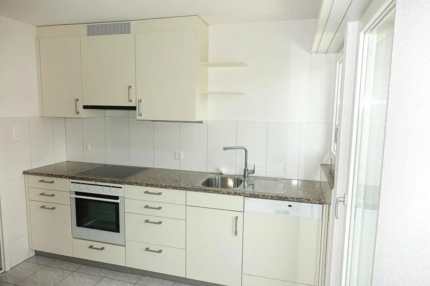 Charmante, rénovée appartement de 4 pièces avec balcon - Photo 1 sur 7