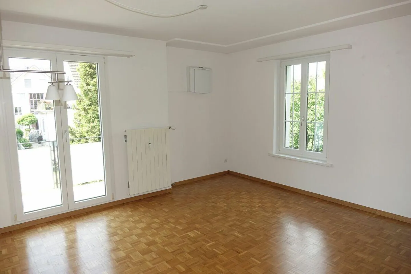 Charmante, rénovée appartement de 4 pièces avec balcon - Photo 2 sur 7