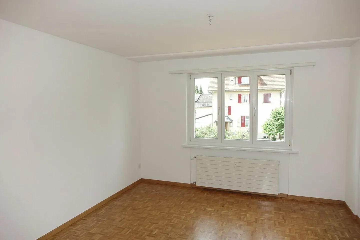 Charmante, rénovée appartement de 4 pièces avec balcon - Photo 3 sur 7