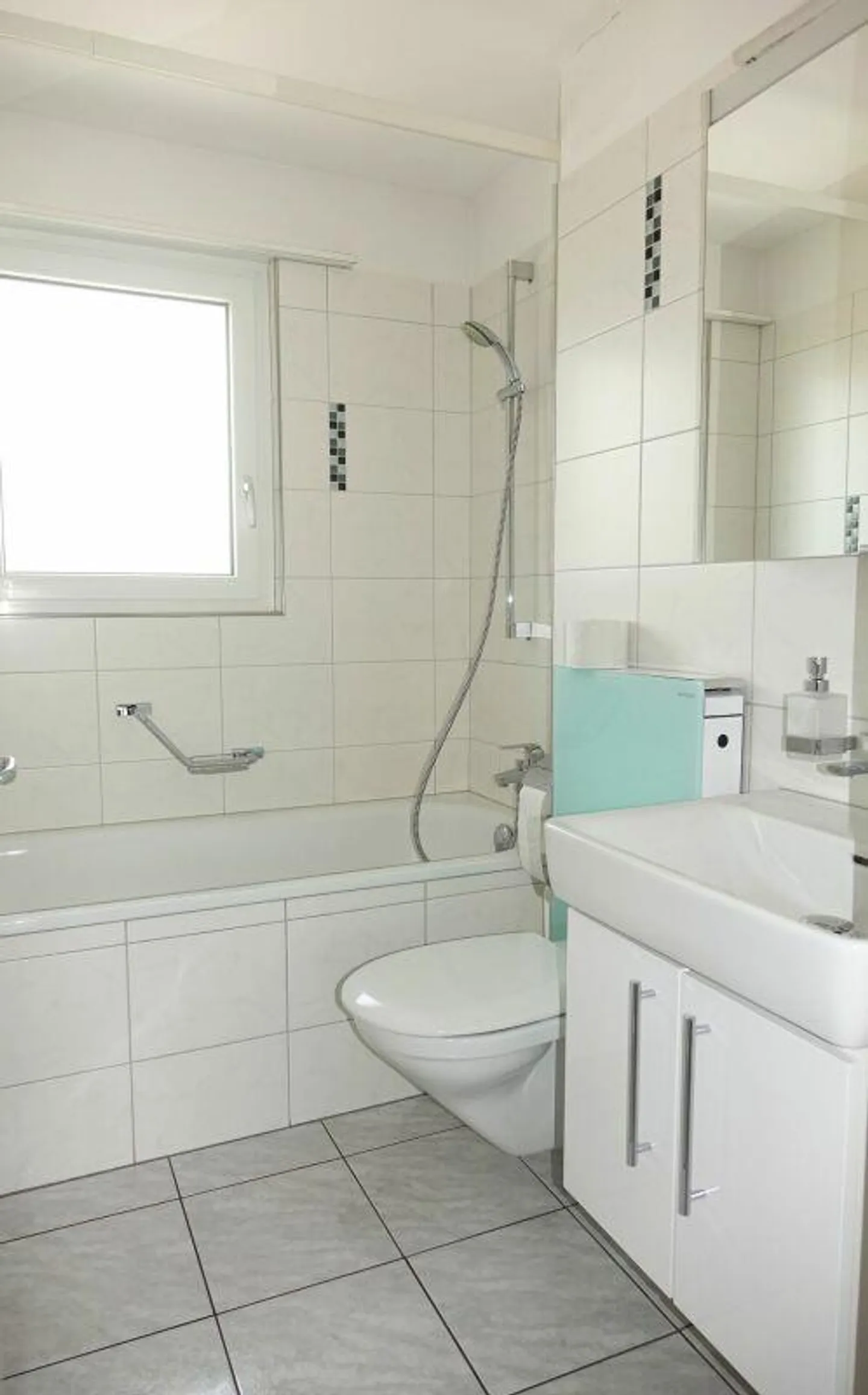 Charmante, rénovée appartement de 4 pièces avec balcon - Photo 6 sur 7
