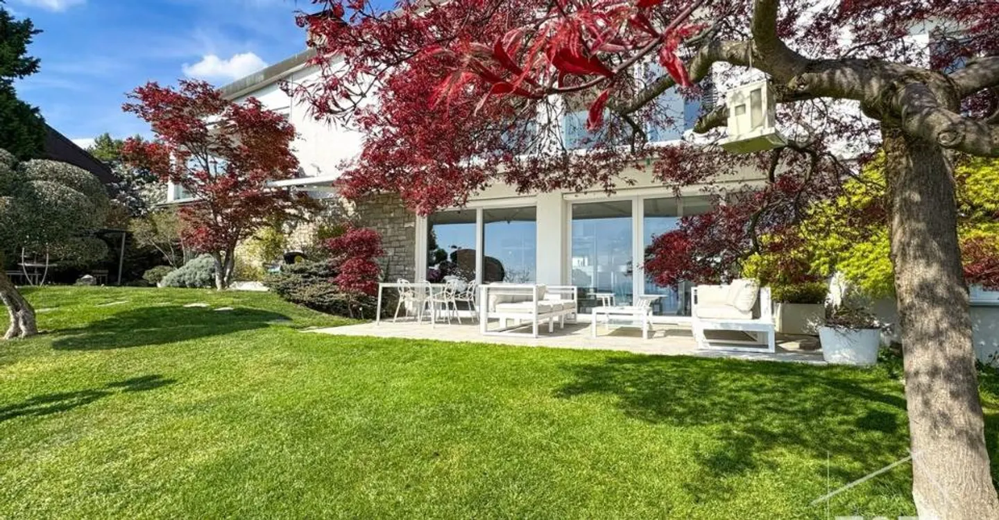 Duplex 5.5 rooms of 231 m² - 1,100 m² garden, private pool and lake view - Lutry - Photo 2 of 13