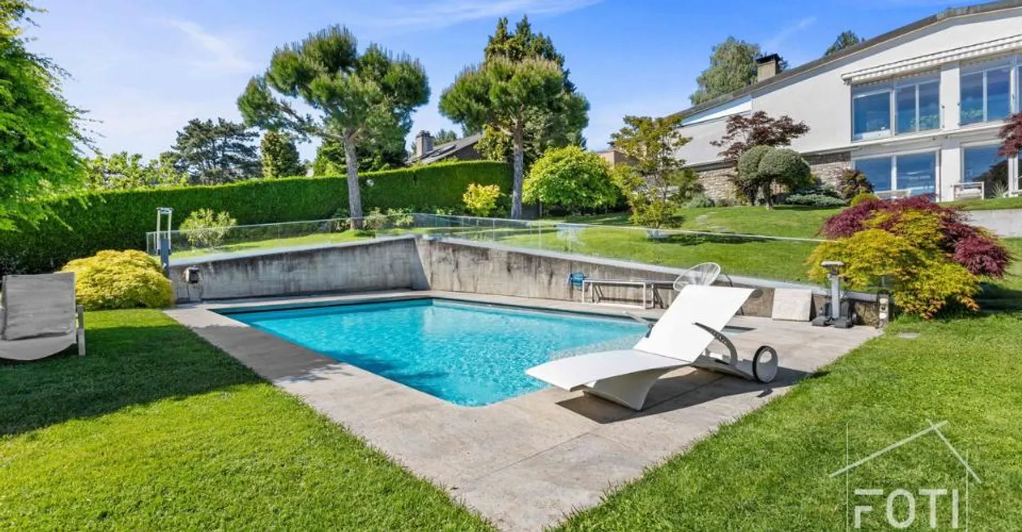 Duplex 5.5 rooms of 231 m² - 1,100 m² garden, private pool and lake view - Lutry - Photo 3 of 13