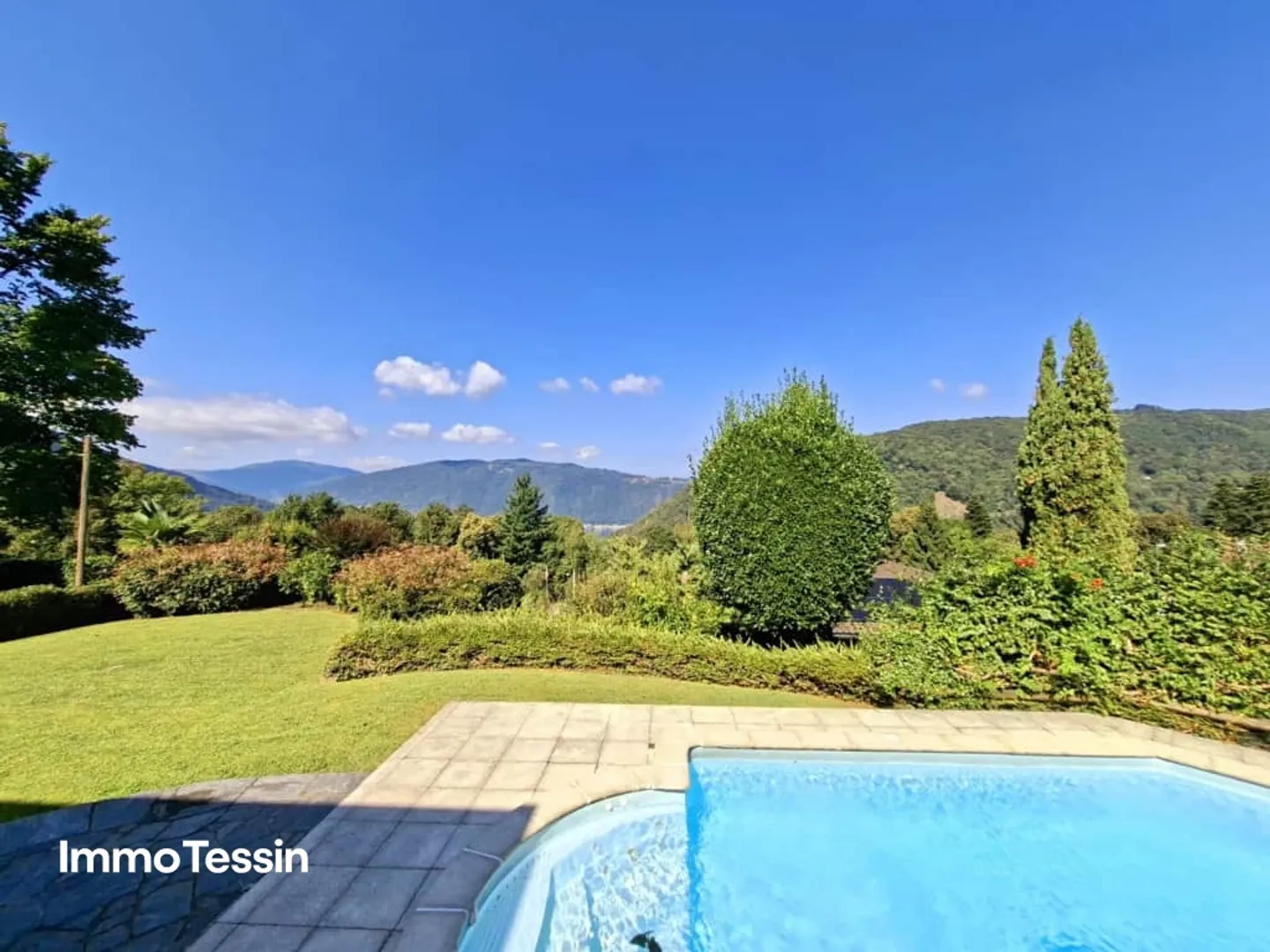 EVIDENZA: Villa Doppia Esclusiva con Piscina e Grande Terreno per Assoluta Privacy in Posizione Privilegiata Vicino a Lugano - Foto 3 di 13