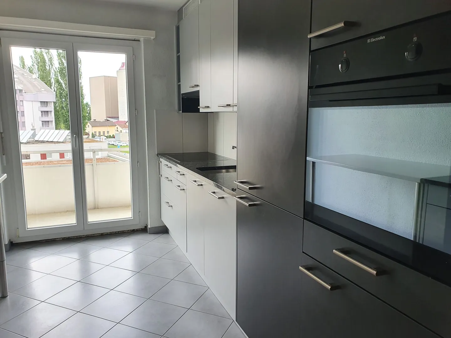 Was bietet diese Wohnung? - grosszügige Räumlichkeiten, schöne Küche, eigener Balkon und einen Kinderspielplatz - Foto 2 von 9