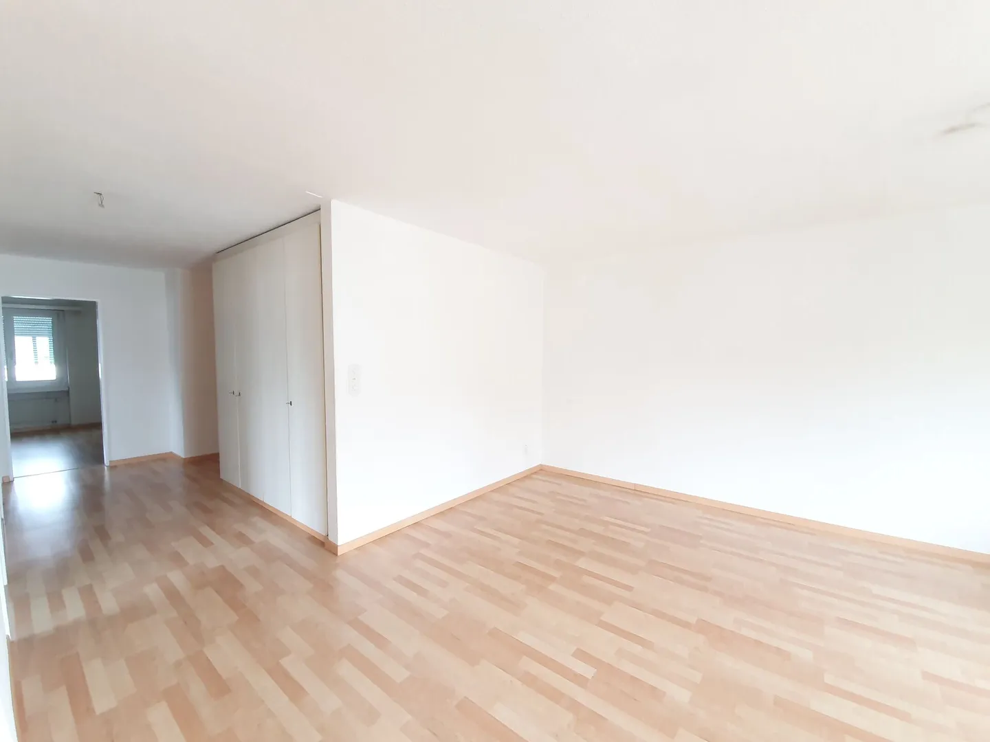 Was bietet diese Wohnung? - grosszügige Räumlichkeiten, schöne Küche, eigener Balkon und einen Kinderspielplatz - Foto 4 von 9