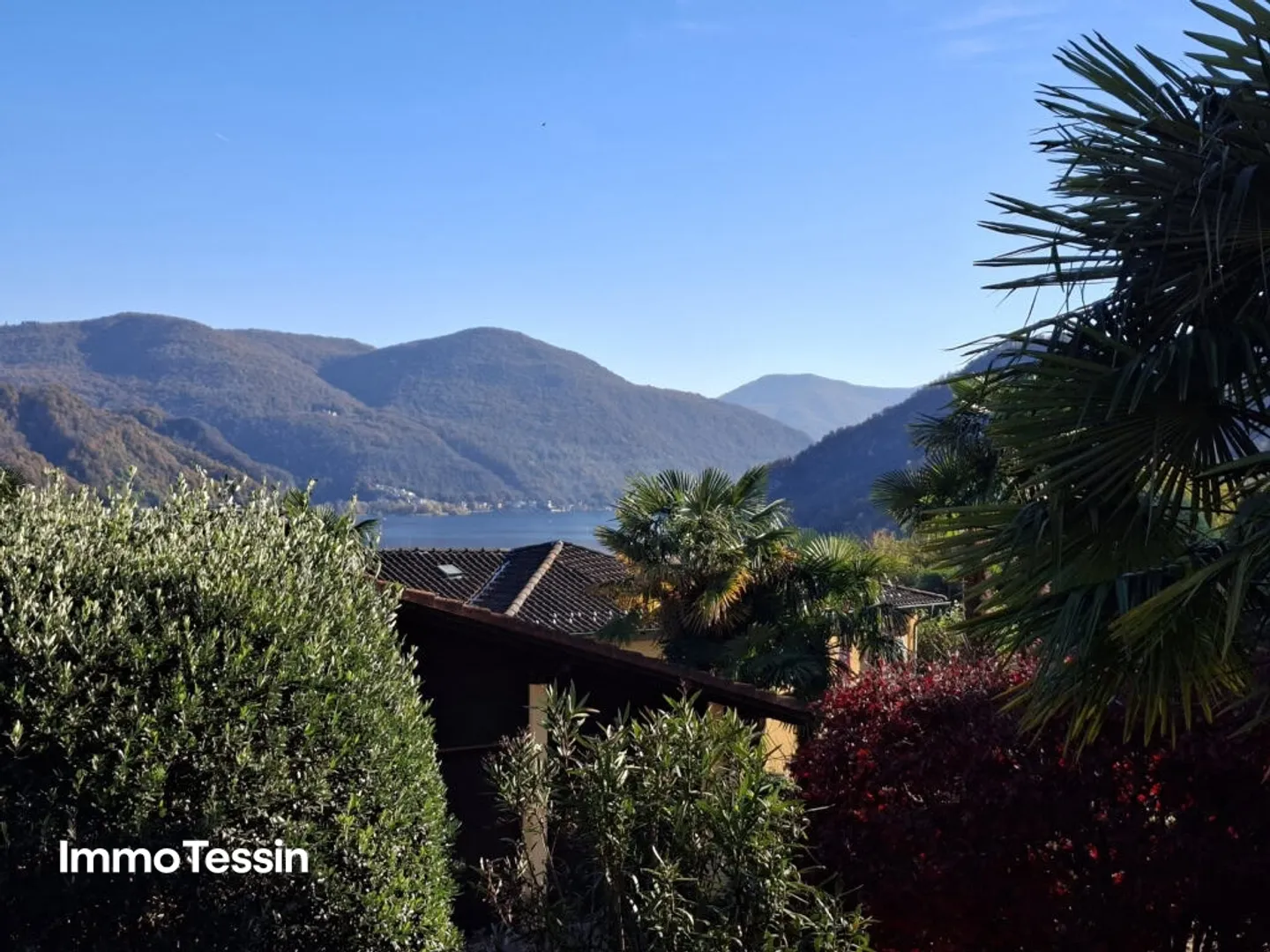 Grosszügige Villa mit traumhafter Seesicht, ruhiger Lage und Nähe zum Golfplatz Lugano-Magliaso - Foto 2 von 13