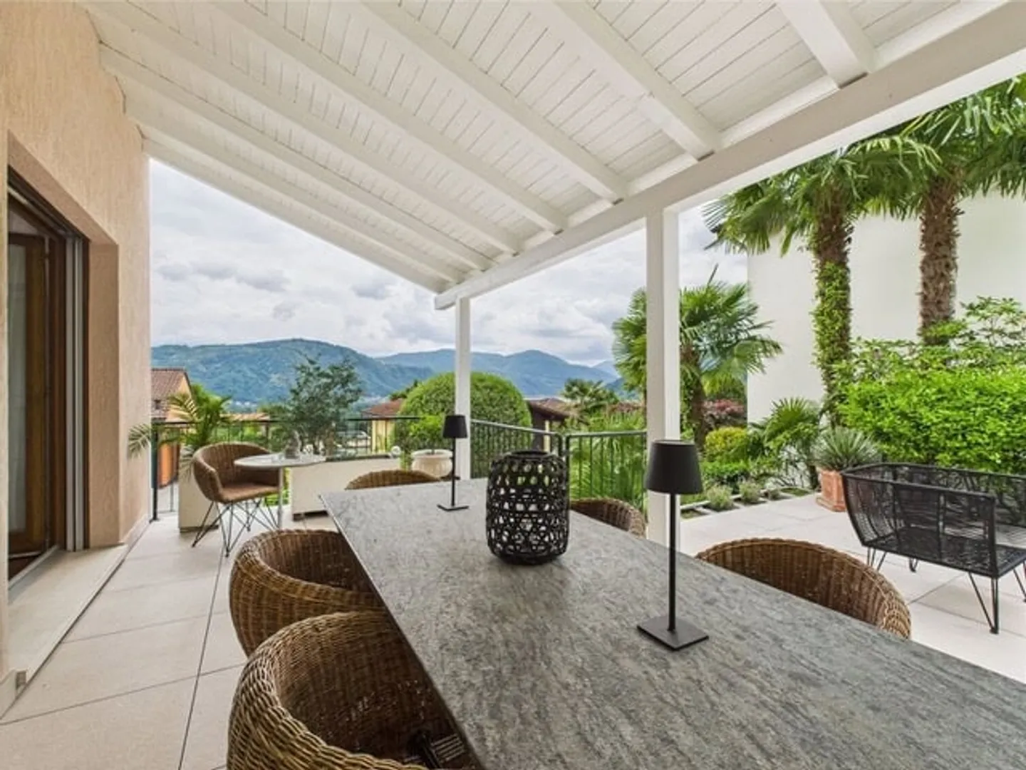 Grosszügige Villa mit traumhafter Seesicht, ruhiger Lage und Nähe zum Golfplatz Lugano-Magliaso - Foto 6 von 13